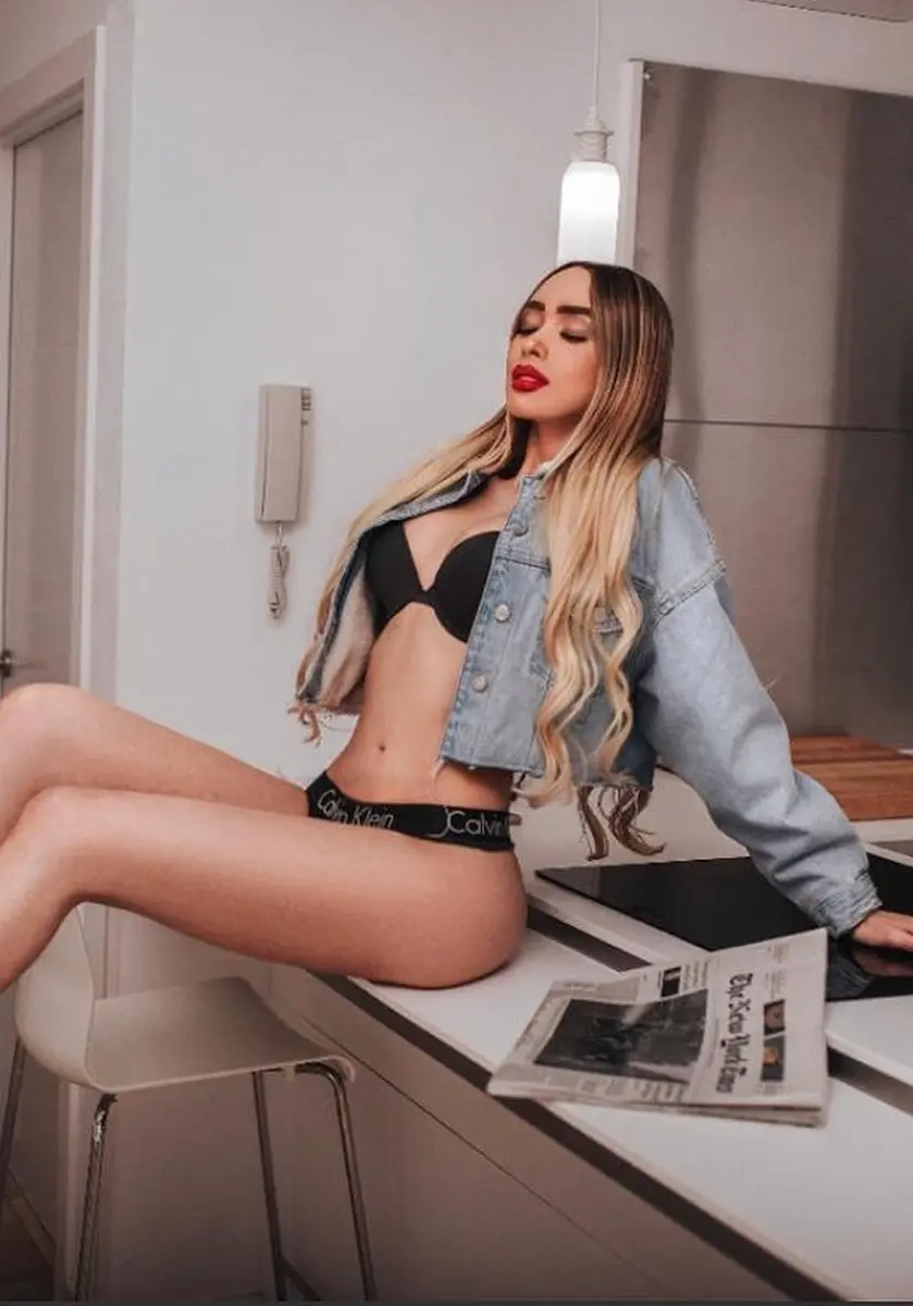 Apple escort in Dubai