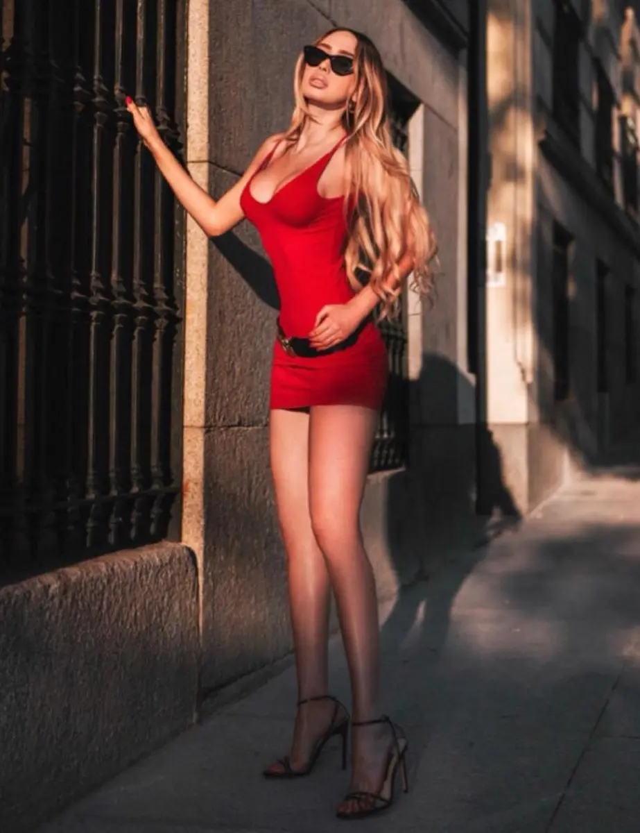 Apple escort in Dubai